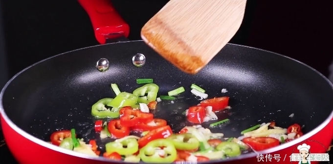 花甲|教你一个炒花甲的家常做法,锅里加点它又香又下饭,上桌就抢光了