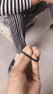 |搞笑GIF:妹子你可真优秀,坟竟让人给刨了