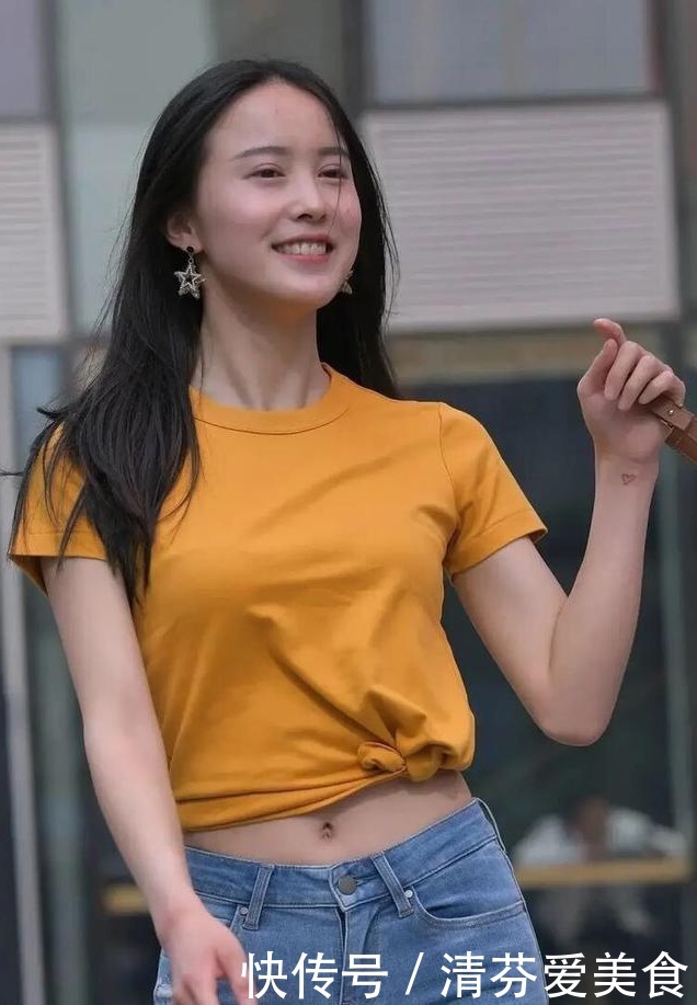 紧身牛仔裤配圆领T恤,简约纯色的穿搭,休闲时尚显可爱