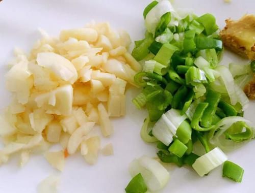 蛋液|炸鱼时，有人蘸面粉有人裹蛋液？大厨：教你正确做法，鱼肉香酥脆