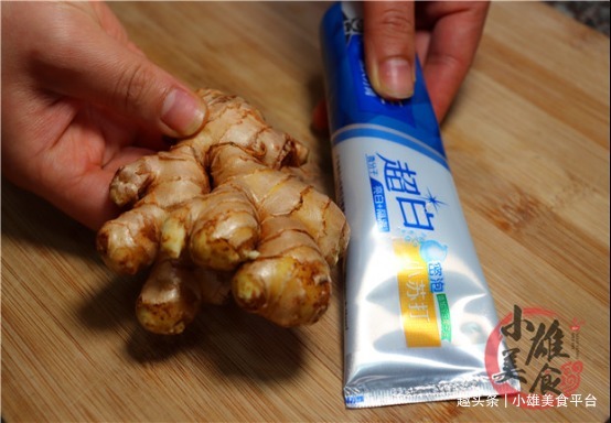 把一只牙膏挤在生姜上,很多人都不懂有啥用,我也是才知道,厉害