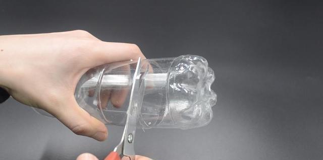 塑料瓶上穿一根绳子,放在卫生间一年省下不少钱