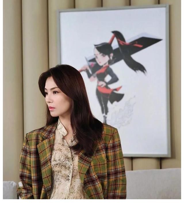 何炅撒贝宁同台？杨颖转型主持人？热巴变网红脸？王珞丹糊了？