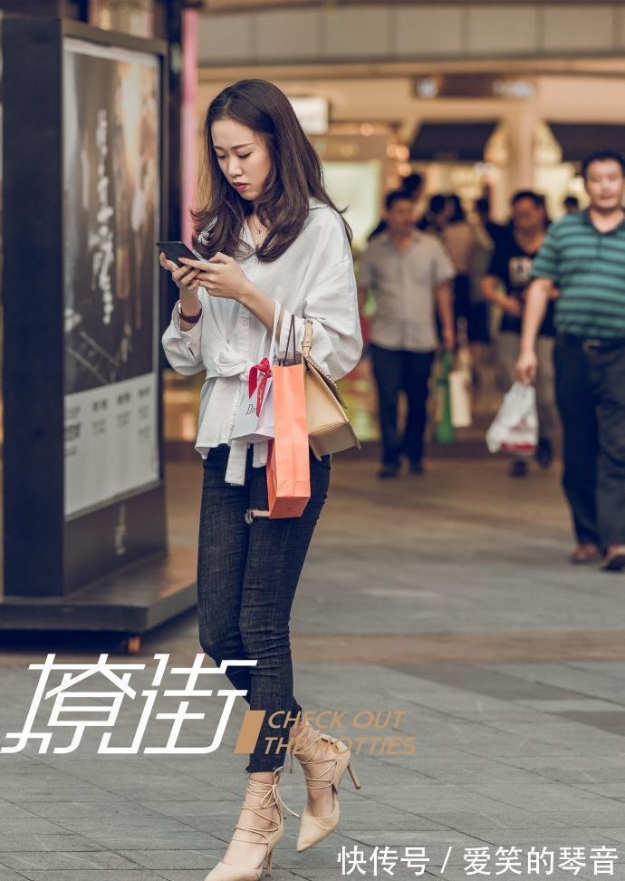 半身裙|美女穿搭：蕾丝上衣搭配短裤有些小性感，小姐姐这样穿太撩人心动！