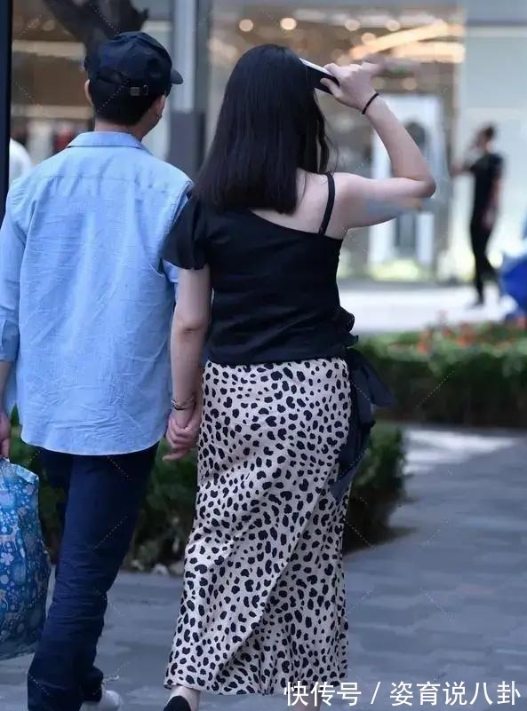 优雅 波点元素现在正流行,搭配吊带穿出不一样的美,时尚减龄