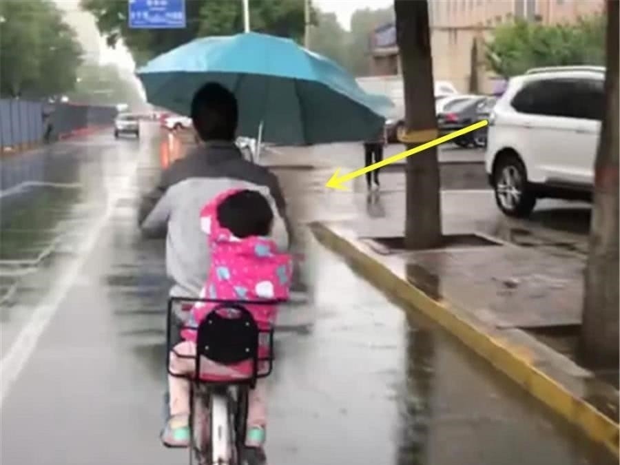 爸爸|爸爸雨天接女儿放学，只带了一把伞，接下来的一幕让路人笑喷了