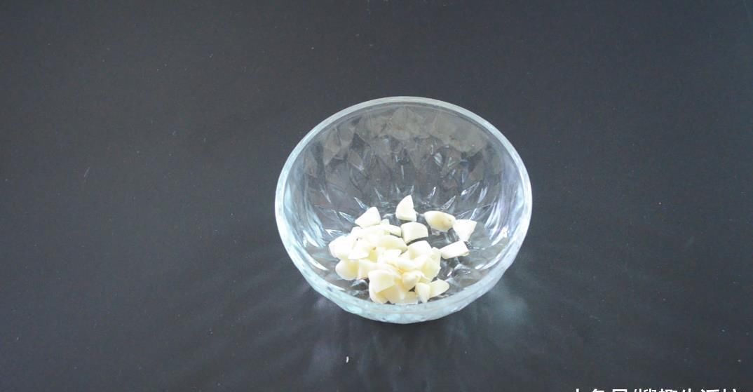 大蒜和白醋混合在一起, 这个作用太棒了, 解决了很多人的烦恼