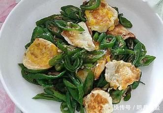 下饭|青椒炒鸡蛋的新做法,鲜美香辣,超下饭,拿肉都不换
