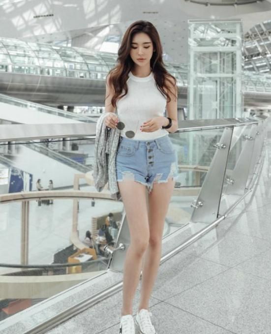 街拍身材高挑的美女,潮流时尚的穿搭,笑容甜美可爱