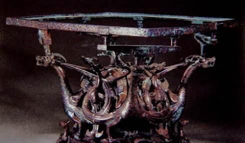 出土|农民取土踩出一个大窟窿,出土一件罕见“桌子”,修复后震撼世界