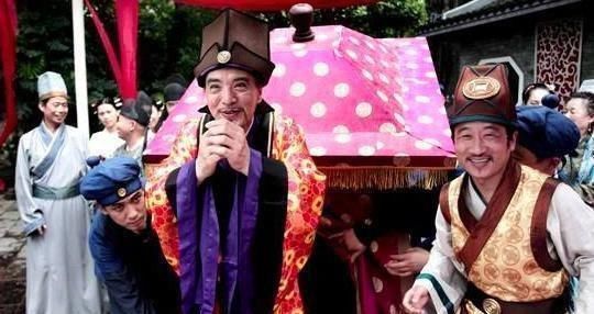 下联#母亲大寿,财主苦想一对联,上联:天增日月妈增寿,下联引人大笑