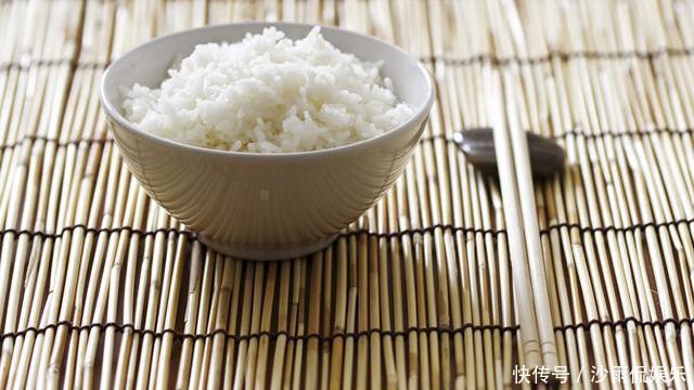 蒸米饭时，只加清水就错了，教你1招，粒粒分明又松软，特别香