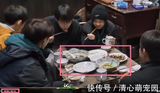 向往5穿幫：桌上的菜一會(huì)兒空盤一會(huì)兒滿，用了霍格沃茨的餐桌嗎