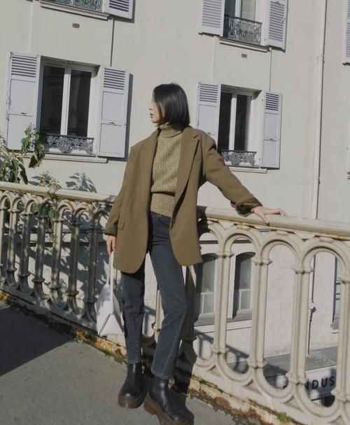 30+女人，穿衣最好选高雅“轻熟风”，减龄和格调，都恰到好处