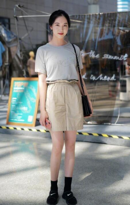 温暖|美女身穿蓝色长裙，上面的碎花很有复古气息，给人一种温暖的感觉