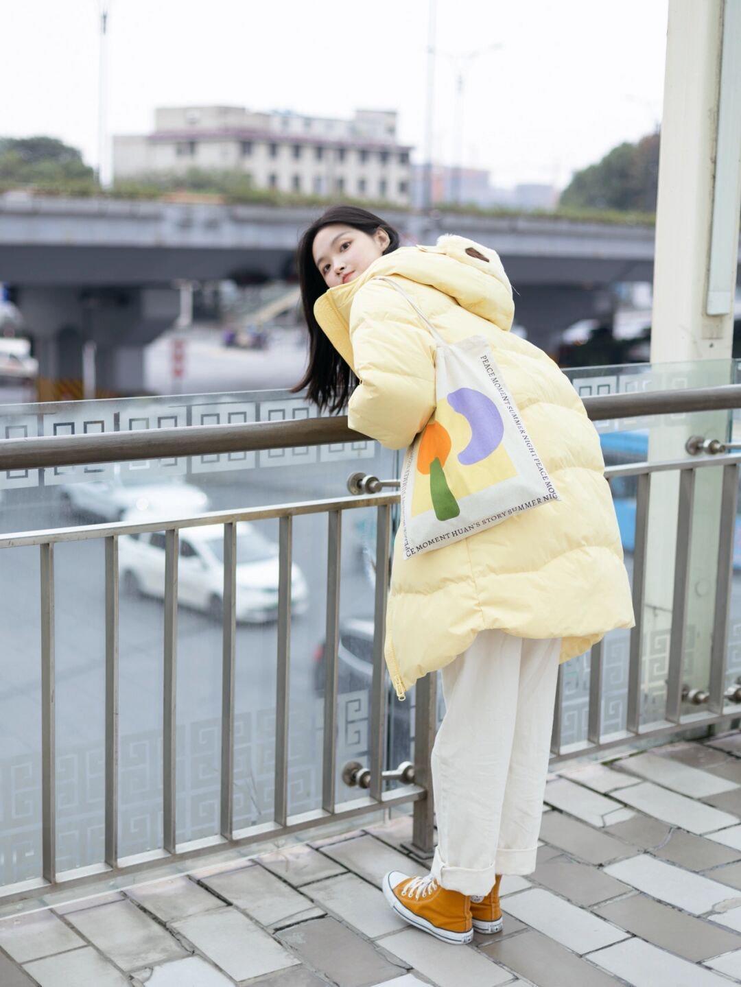 大衣|冬天就要穿得保暖还好看,蓝绿色大衣+白色西装裤,知性又优雅!