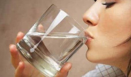 养生|早上起床空腹喝一杯水到底养不养生?提醒要注意4点,你喝对了吗