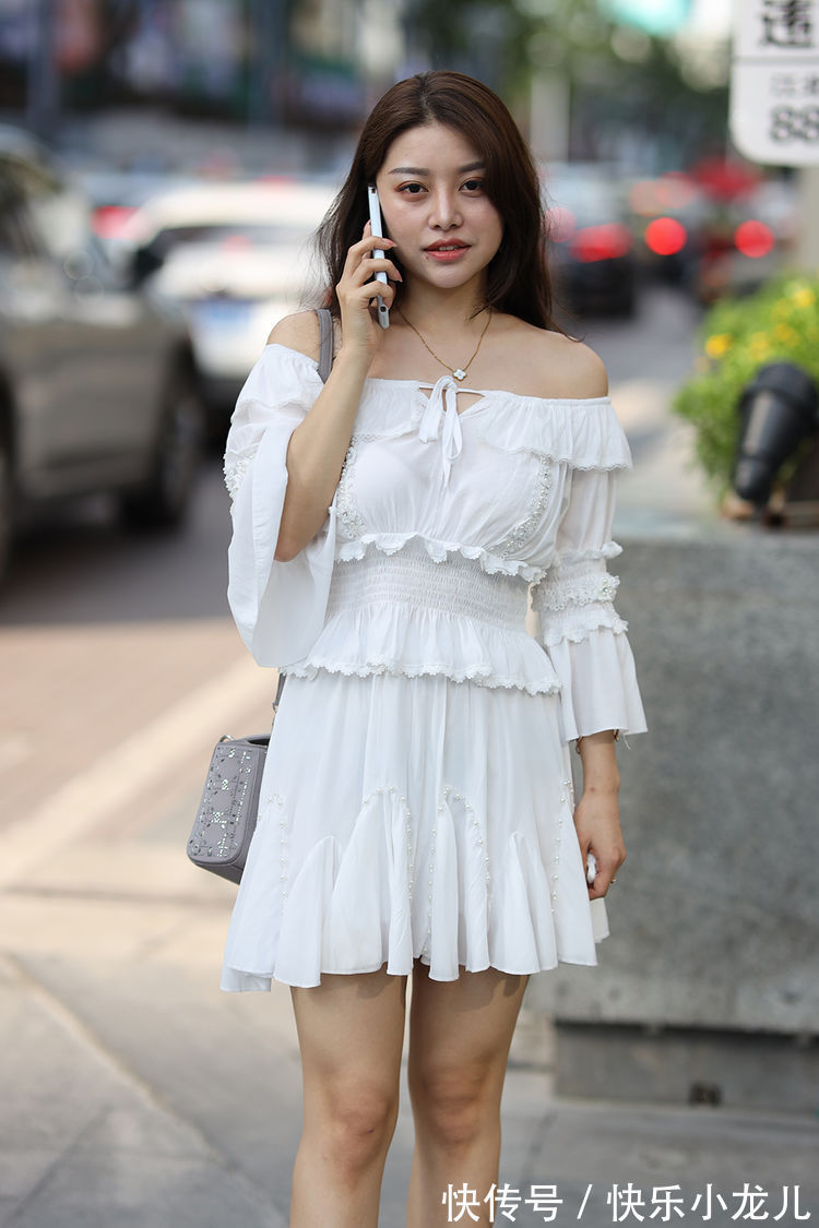 身材|气质女生的白色连衣裙穿搭,优雅个性又显身材,美的时尚有魅力