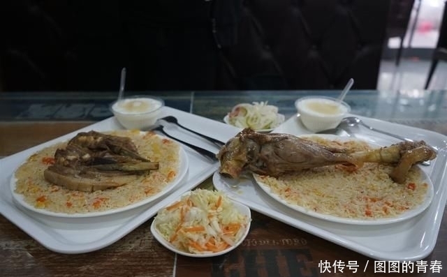 90后小伙卖手抓饭食客一个视频让他走红,每天轻松卖出200碗