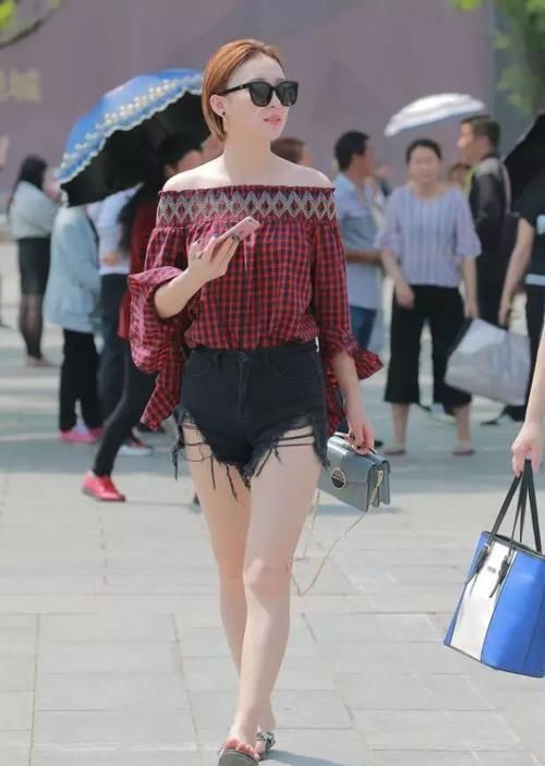 一字|时尚街拍一字肩这样搭配穿，不仅时尚大气，而且回头率飙升