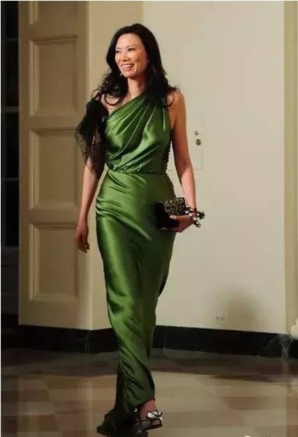 邓文迪真会穿，一袭绿色斜肩连衣裙华丽高级，一般人穿不出这效果