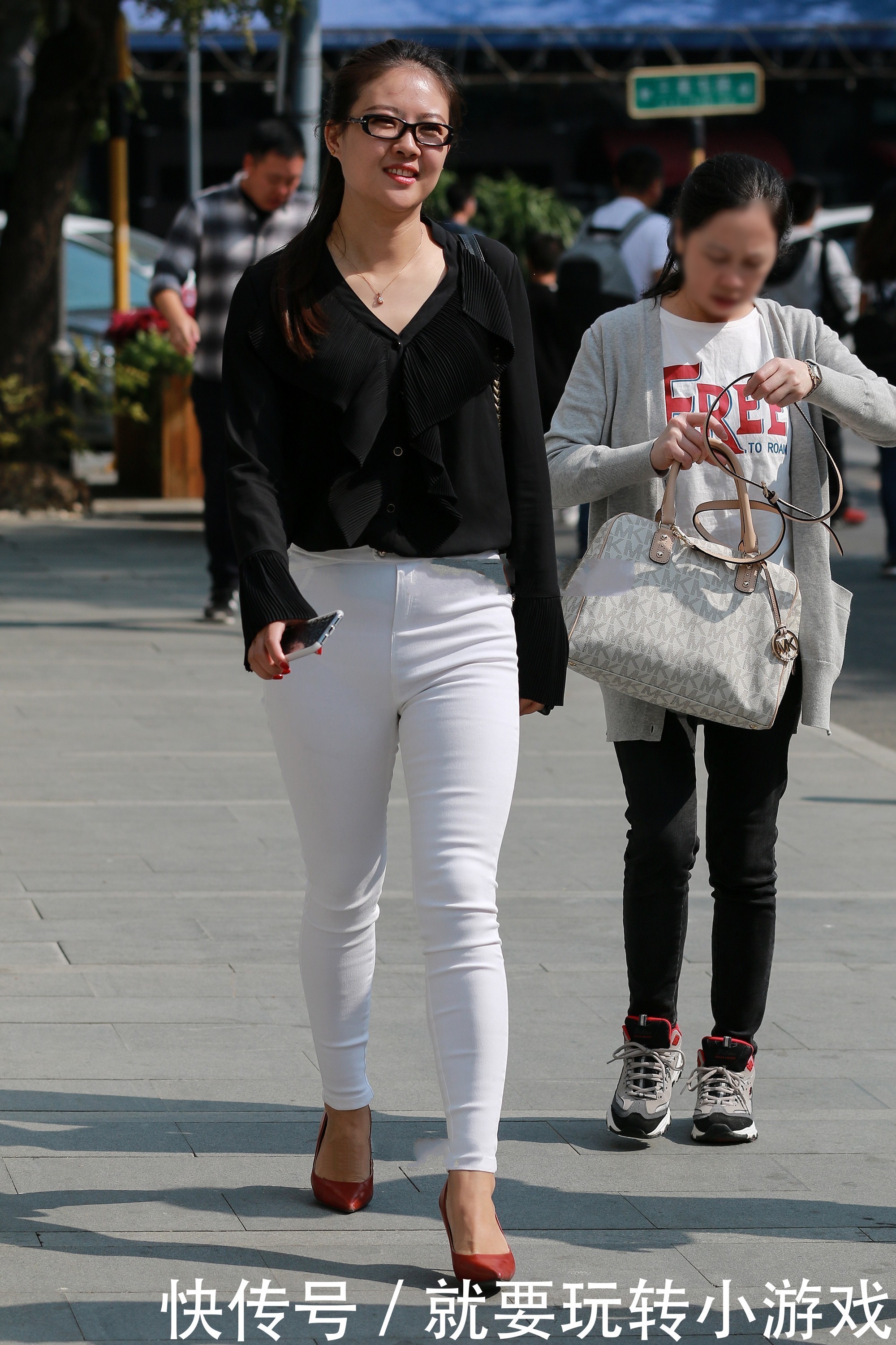 搭配|黑白的简单搭配,上下的颜色反差,干净又大方