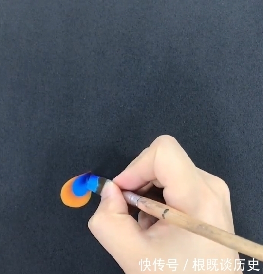 羽毛#美术生教粉丝画羽毛,看着简单做起来难,网友:缺的是你的手