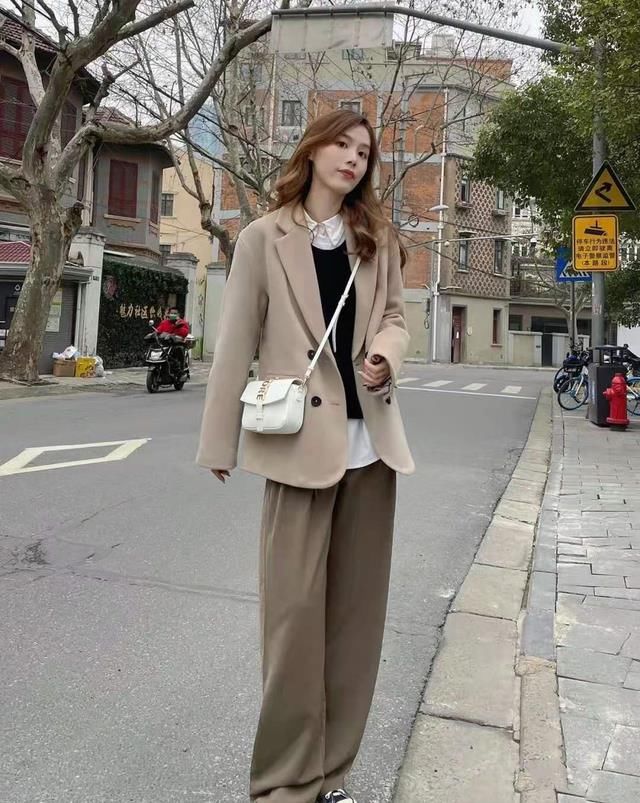 被“黑白配”穿搭圈粉了,学会这些搭配小心机,轻松展现高级时尚