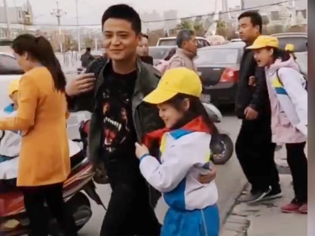 着装|爸爸穿工服接女儿放学,怕给孩子丢脸不敢上前,女儿的举动太暖了