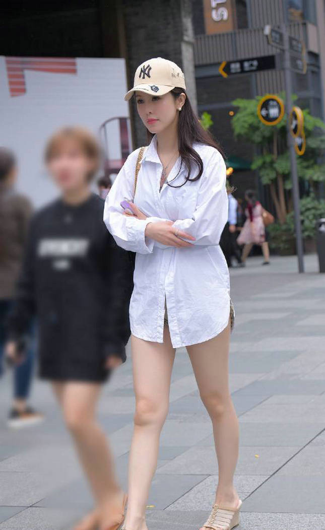街拍:白色T恤搭配格纹短裙,秀出白皙大长腿,尽显青春少女感