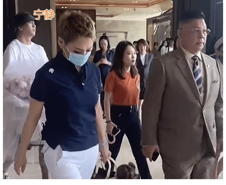 路透圖|《中餐廳5》路透，黃曉明戴金邊眼鏡儒雅帥氣，常駐嘉賓齊現身