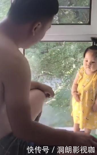 罚站|13个月姐姐打表妹后，被舅舅罚站，一脸委屈的小表情萌翻了