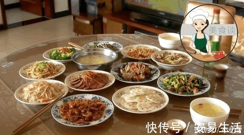 周末家庭聚餐,老妈嫌在外面吃太破费,做了11菜一汤,吃个精光