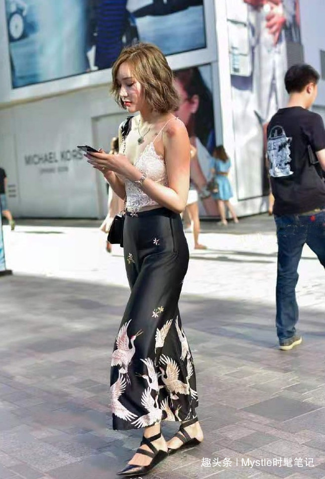 吊带 这样的穿搭特别显气质，蕾丝吊带背心+阔腿裤，有一种复古的感觉