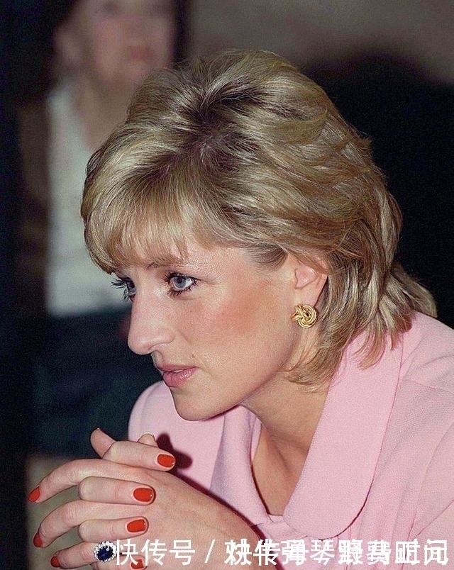 戴安娜秀的订婚钻戒6万美元就能买到,再看卡米拉的:到底是真爱