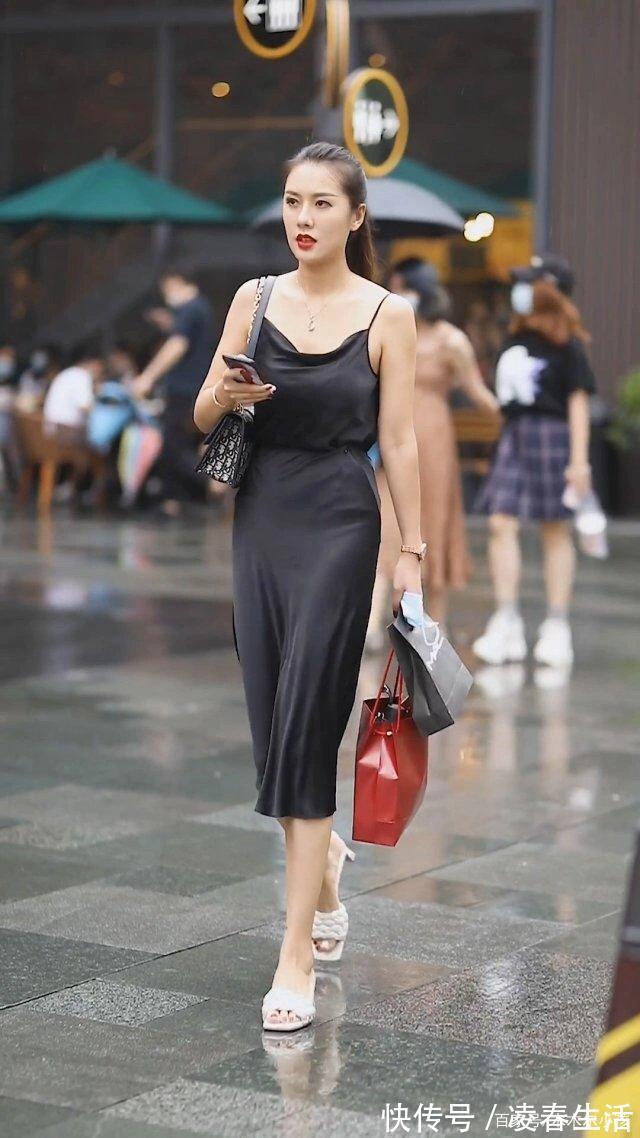 高挑 气质辣妈,一袭黑色吊带裙,高挑美丽有魅力