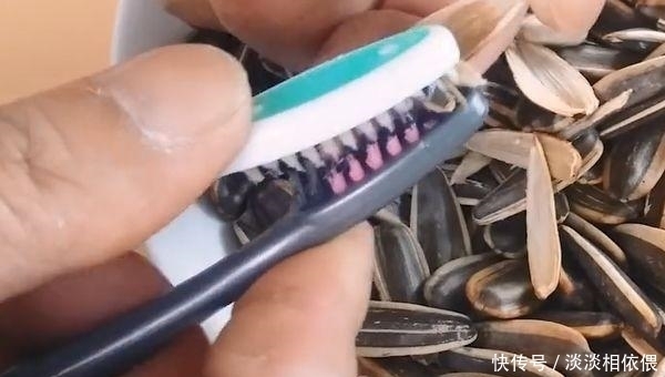 两个旧牙刷绑在一起太厉害了,我也是今天才知道,实用