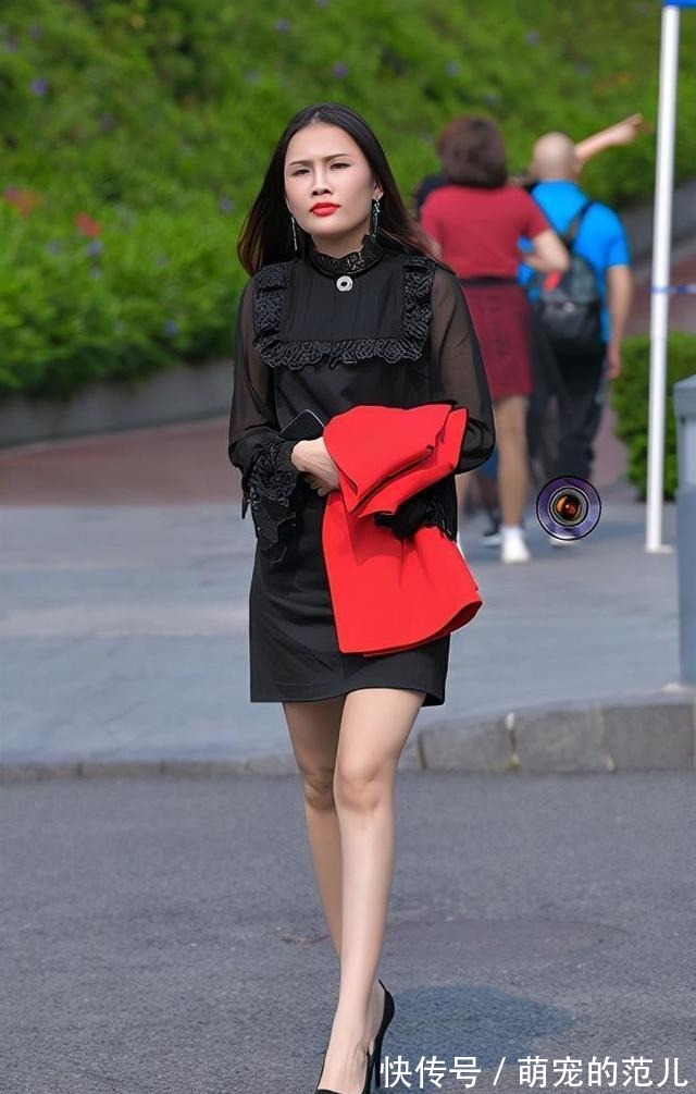 小姐姐 今秋流行的裙装搭配,高级感十足,黑色鱼嘴高跟鞋为气质加分!