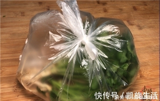 塑料袋|原来保存放半年的香菜这么简单,教你饭店的诀窍,一年只用买一次