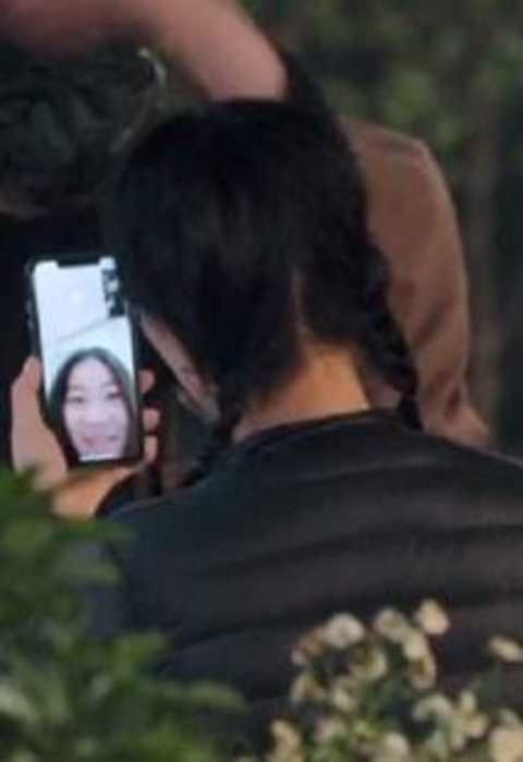 那英帶女兒在倫敦買奢侈品，被指嗓門大態(tài)度兇，女兒家教嚴(yán)格乖巧安靜