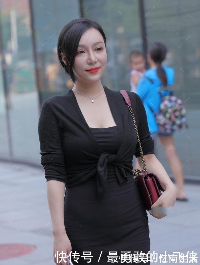 穿搭 穿黑色套装搭配酒红色挎包,精致美艳的日常通勤穿搭,尽显好气质