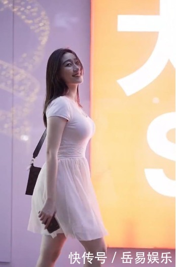 这么干净的白色仙女裙,她穿独有一番韵味