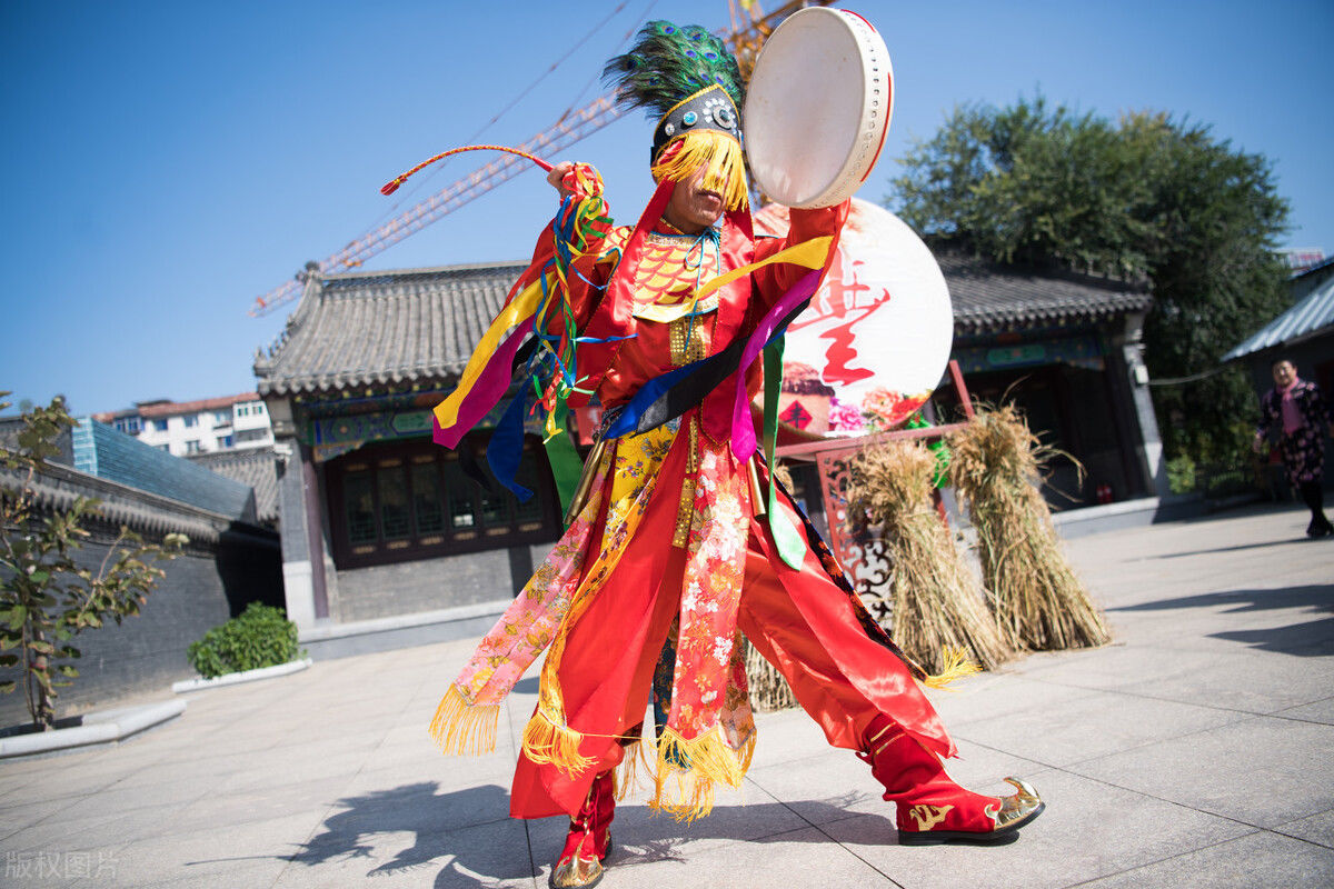 萨满舞|新藏靠边站!这个5w买房10w住别墅的小城,才是打工人的诗与远方
