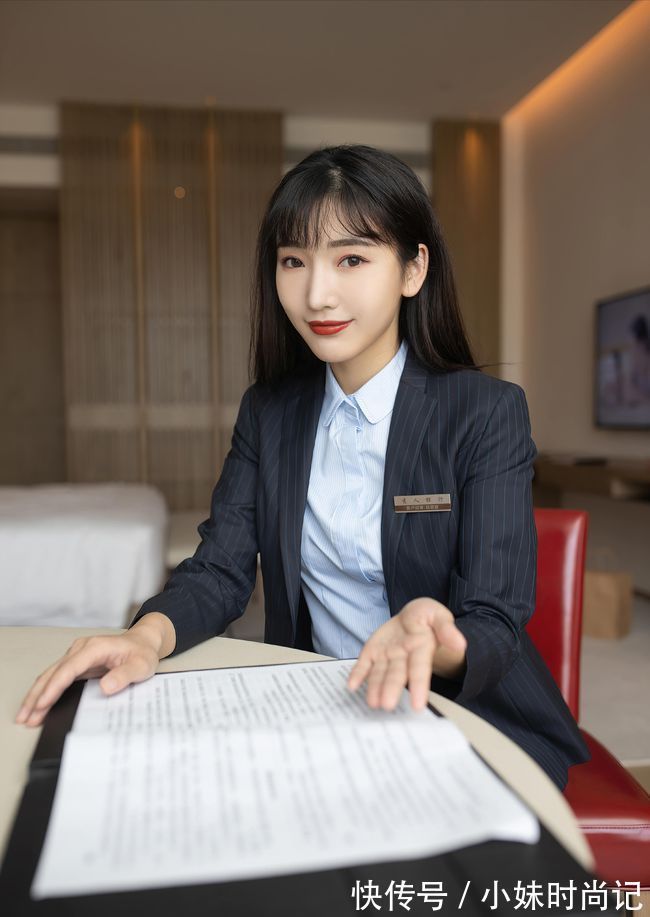 职业装 美女一身黑色职业装,在高跟鞋衬托下更具优雅气质