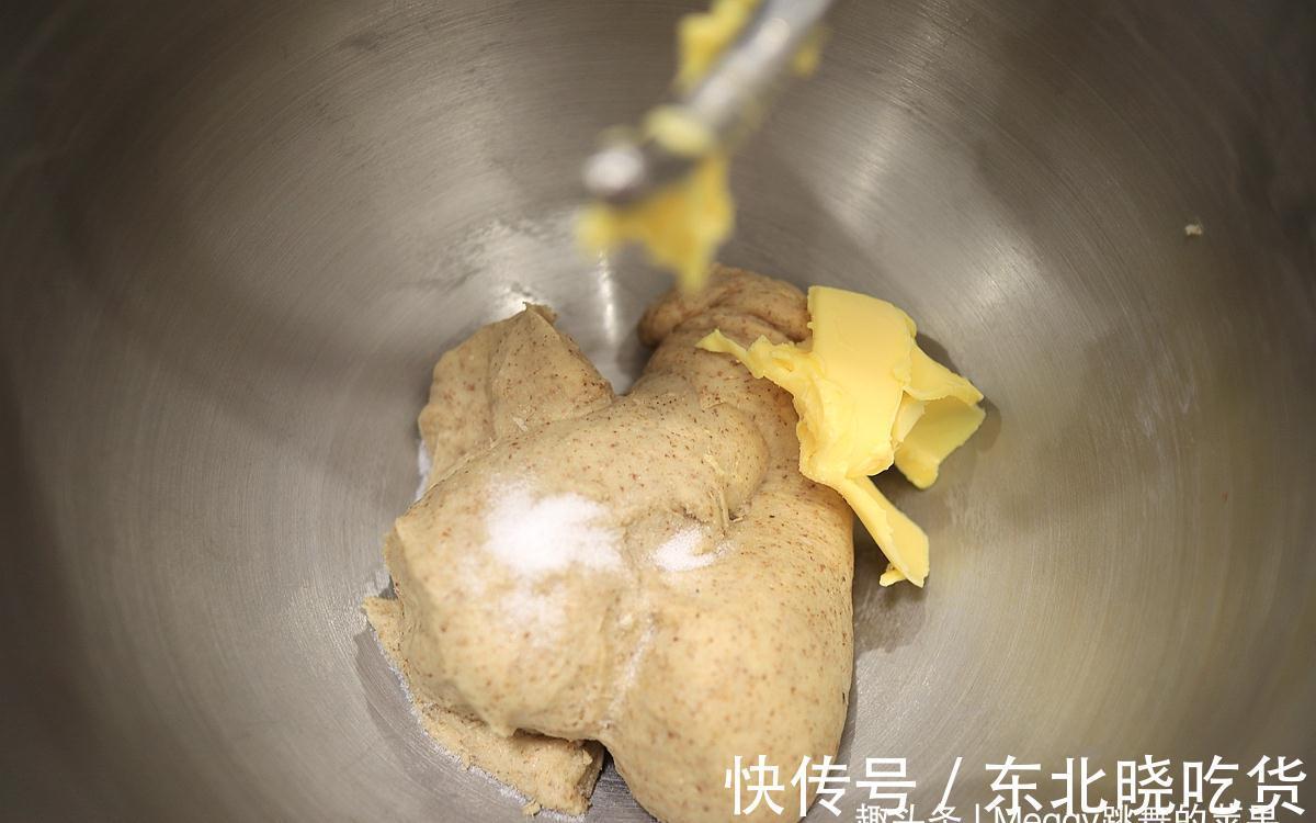 20%的黑全麦面包，颜值和营养都有了，造型很独特，口感很暄软