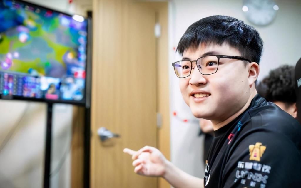 Uzi|小孩游神：Uzi如果复出我也考虑复出，他那样了都能打我为啥不行