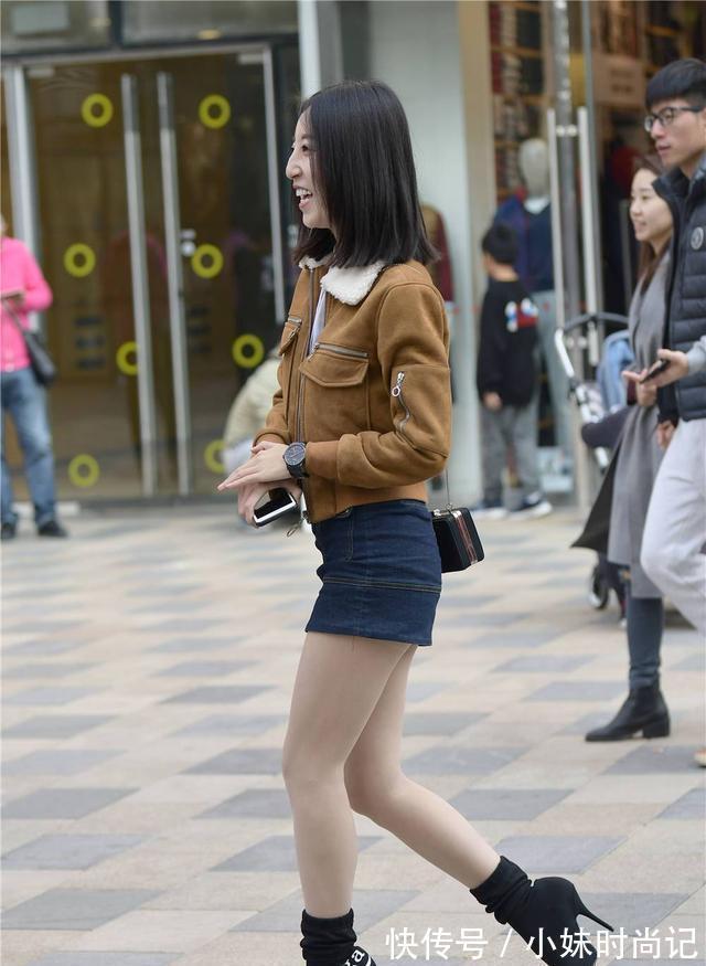 大长腿|街拍:尖头细跟袜靴,非常简约的款式,高腰牛仔裙衬托身材比例