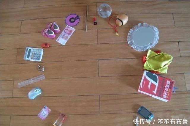 小宝宝|“抓周”仪式上,宝宝抓到的东西令奶奶瞬间黑脸,妈妈没眼看