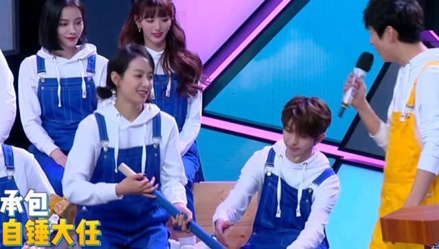 宋茜需要抡大锤,有谁注意蔡徐坤下意识做了啥难怪他女粉那么多