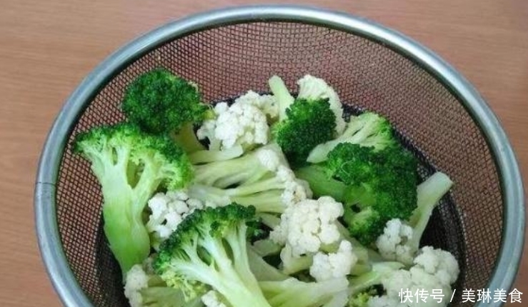 一朵西兰花,一根胡萝卜,简单一焯一拌,还愁吃饭不够香吗?